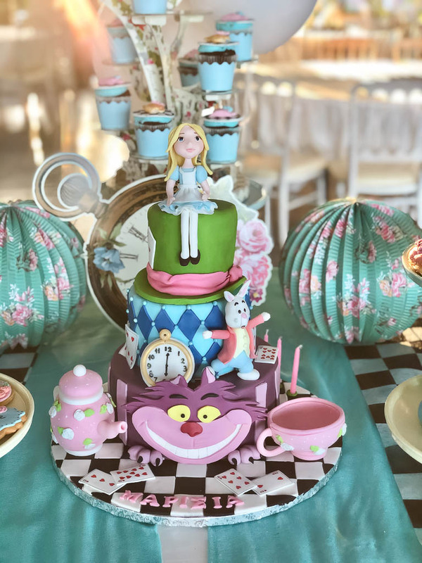 Alice in wonderland party cake